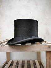 Load image into Gallery viewer, Polished Tall Top Hat (Black)