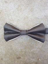 Load image into Gallery viewer, Silk Contrasting Bow Tie (Black-White)