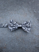Load image into Gallery viewer, Paisley Bow Tie (Grey)