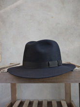 Load image into Gallery viewer, Crushable Trilby Hat (Black)