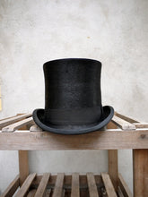 Load image into Gallery viewer, Polished Tall Top Hat (Black)