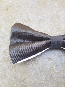 Silk Contrasting Bow Tie (Black-White)