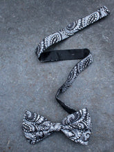 Load image into Gallery viewer, Paisley Bow Tie (Grey)