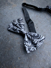 Load image into Gallery viewer, Paisley Bow Tie (Grey)